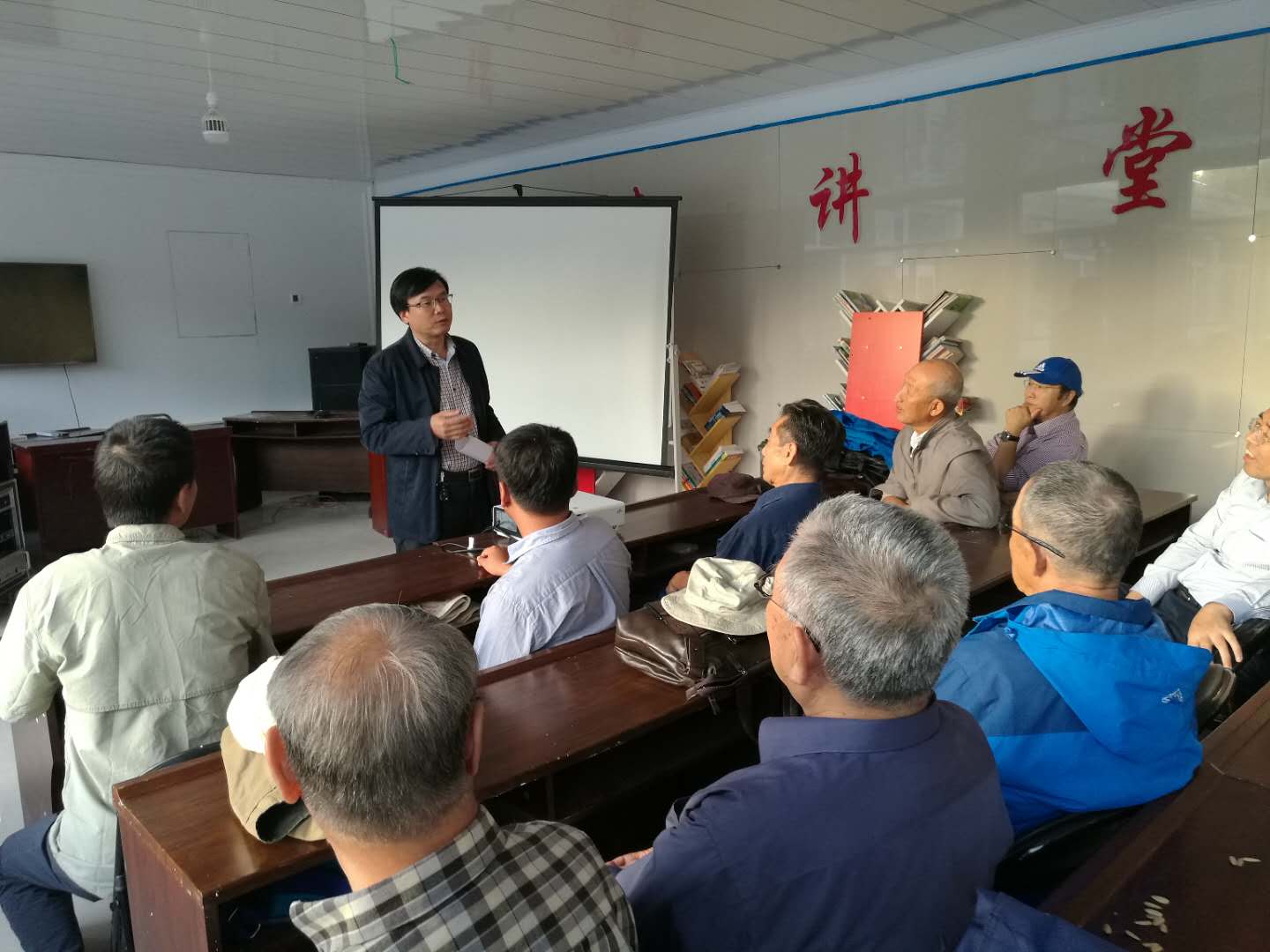 马连道村第一书记张振华向考察团汇报工作