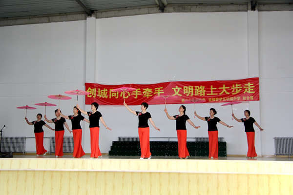 模特表演 绣红旗