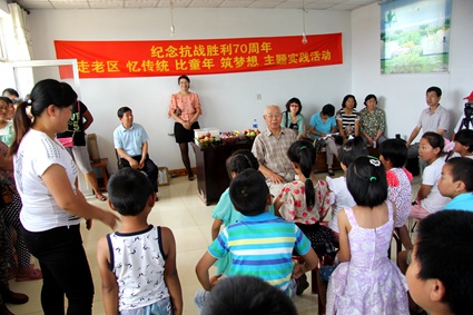 赵玉泽老师为孩子们讲故事
