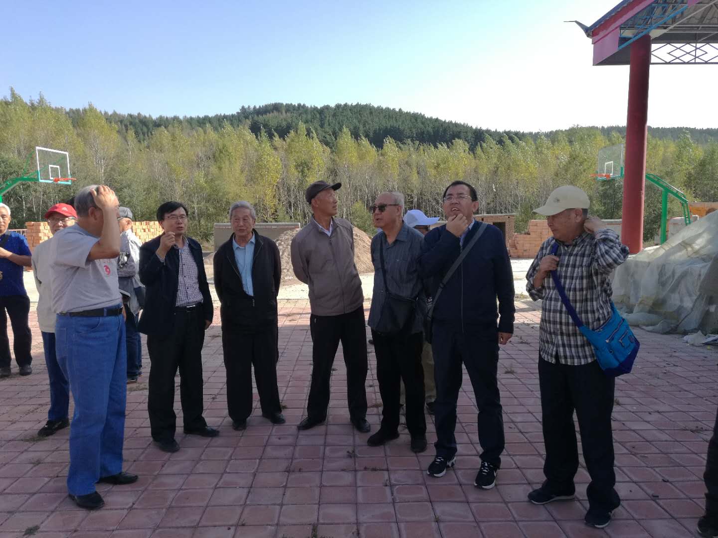 考察团成员在马连道村村部大戏台前