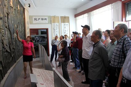 讲解员为老同志讲解冀东抗战历史