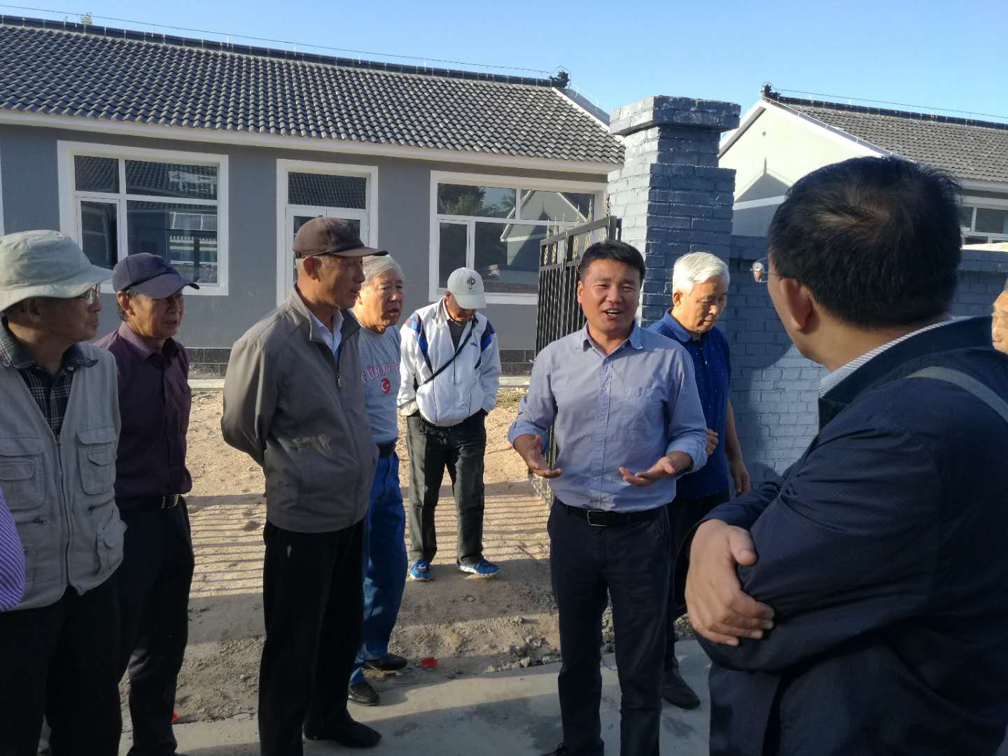郝连旺介绍整体搬迁的新民居建设